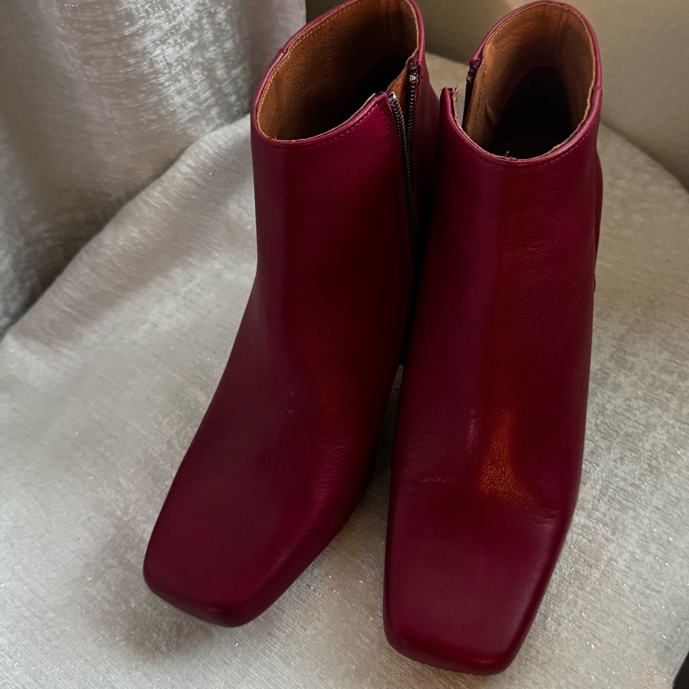 Angel Alarcon Red Ankle Boots, size 38, NIB - Picture 3 of 9